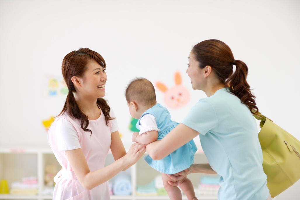 保育園へ子供を送り迎えする時、レッツノートの軽さ・コンパクトさが社員には好評だという。(写真はイメージ)