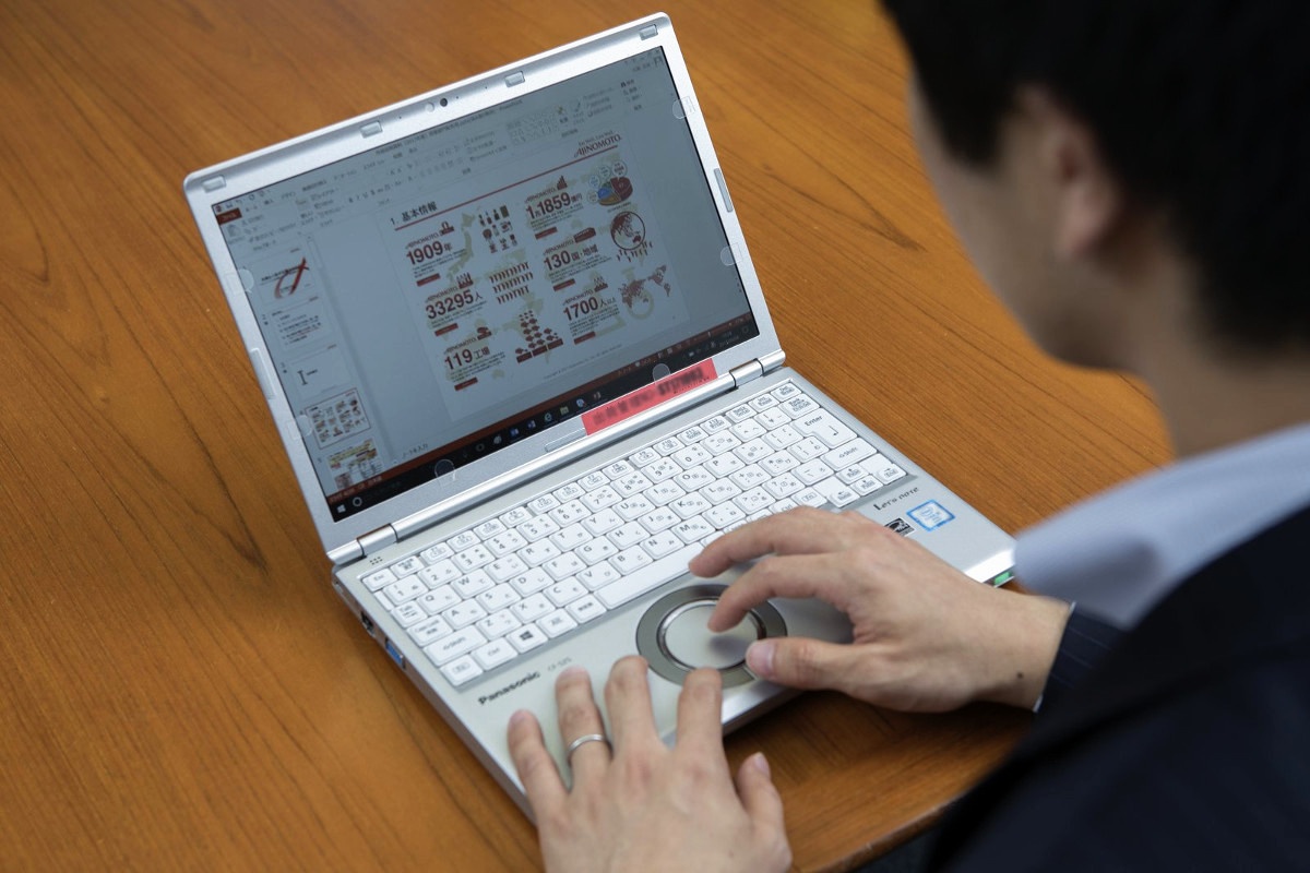味の素では12.1型の「レッツノートSZ5」(写真)と、12.0型のタブレットモバイルPC「レッツノートXZ6」を導入。社員はワークスタイルに合わせて好きな機種を選べる。