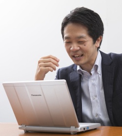 味の素では、レッツノート内蔵のカメラを使い社員間で気軽にWeb会議を行う文化が広まりつつあるという。