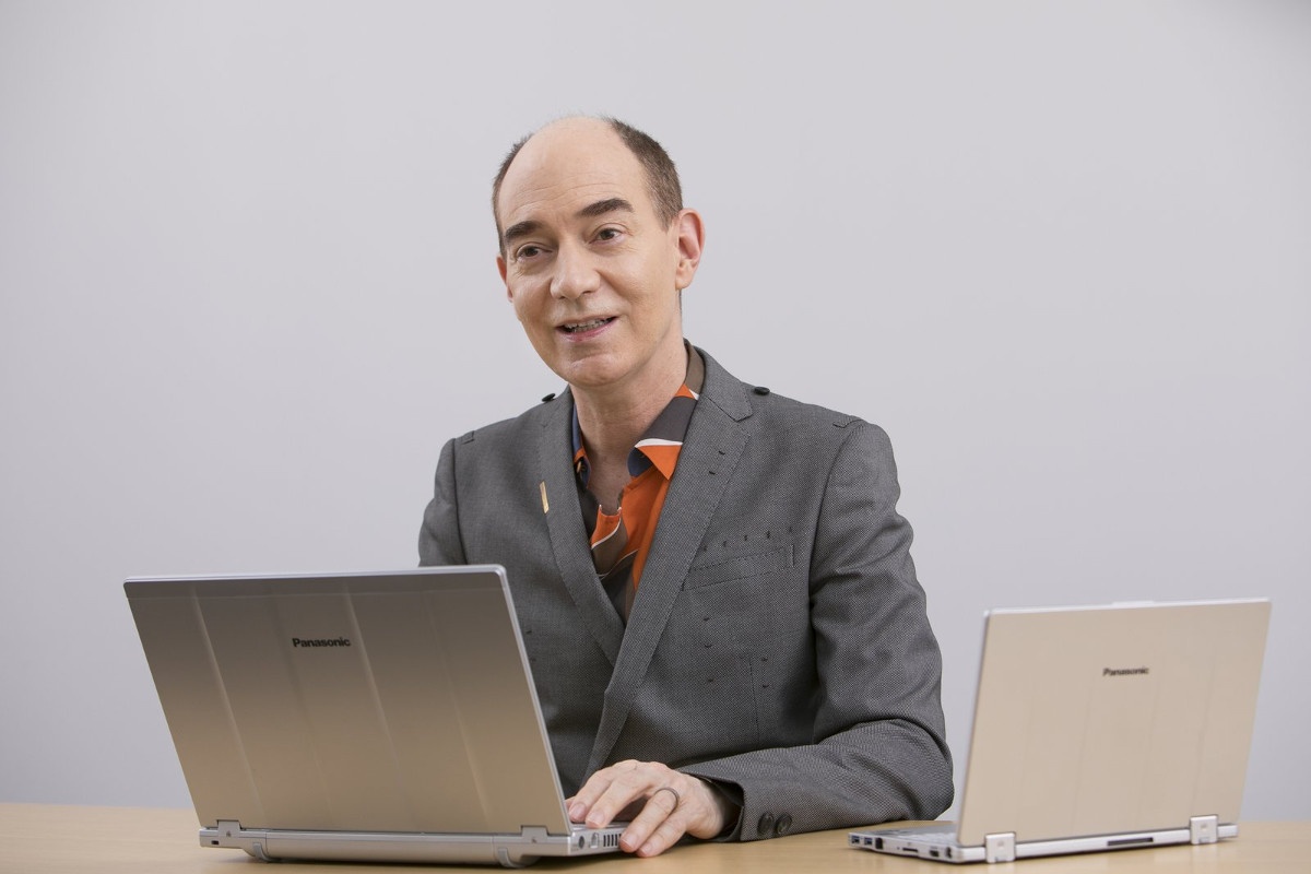 愛用のレッツノートを取材に持ってきてくれたキャンベル氏。左が大画面のLX4、右が超軽量モバイルのRZ4。