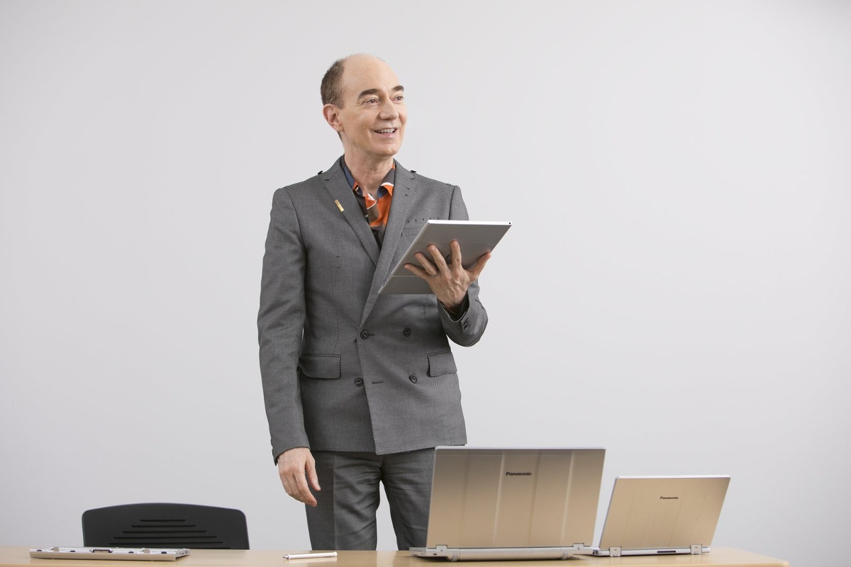 レッツノートXZ6なら、聴衆に正対しながら自由な講演スタイルが実現できると評価。