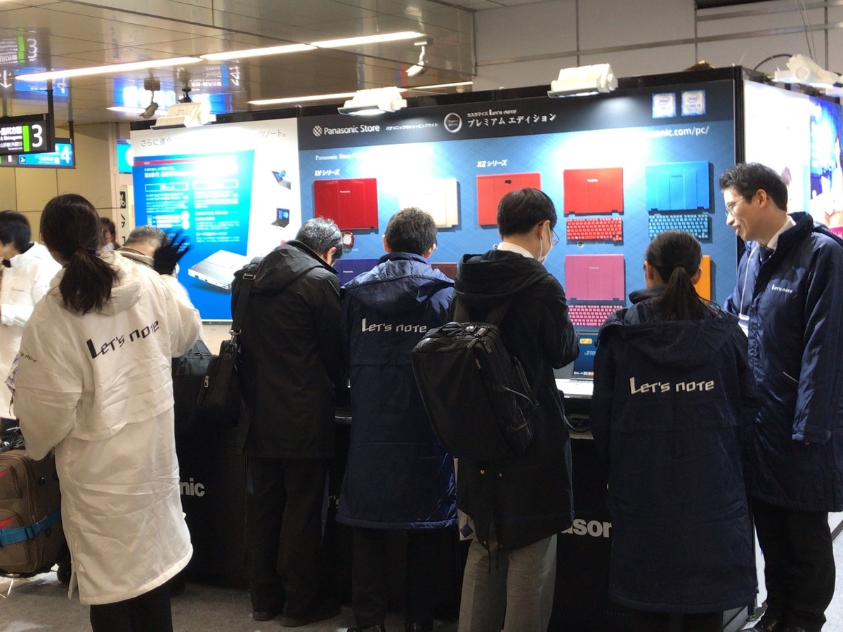 秋葉原駅という場所柄もあり、スーツ姿のビジネスマンだけでなく学生や、カジュアルな服装の若者、さらには外国人観光客など幅広い来場客が訪れていた。