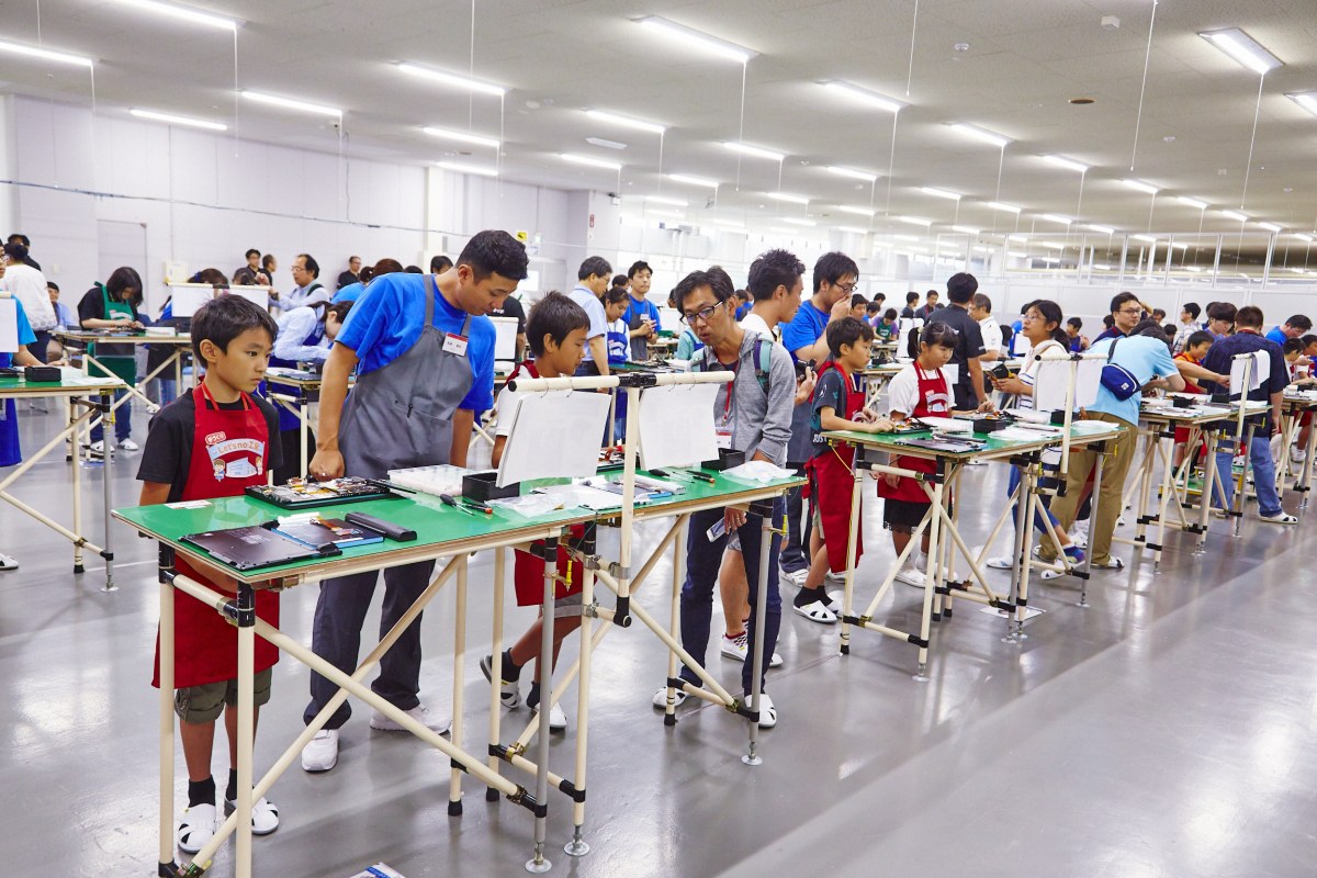 参加者たちは、それぞれ決められた場所に立ち、参加者たちの間にはその組み立て用テーブルを受け持つ先生が立つ。先生は普段この工場で生産を担当している、いわば“レッツノートのプロ”だ。2人の生徒に1人のプロフェッショナルな先生がつく手厚いサポート体制だ。