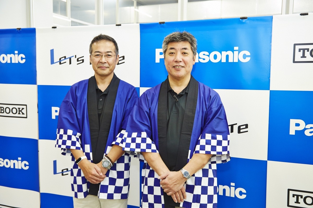 矢吹 精一神戸工場長(左)、坂元 寛明事業部長(右)。