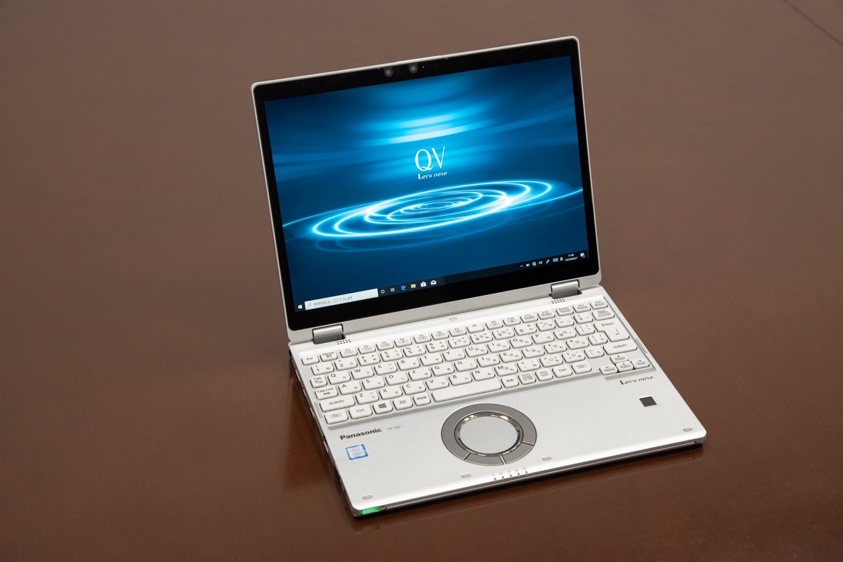 「レッツノート QV」シリーズはA4用紙より小さく、クアッドコアCPU搭載の2in1モデルにおいて世界最小*だ。