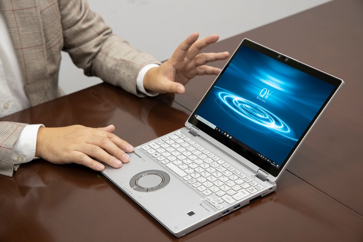 「Windowsの2in1モバイルには着脱式もあるが、結局、キーボードも一緒に持ち歩く。それなら回転式の方が使いやすい」と戸田氏。