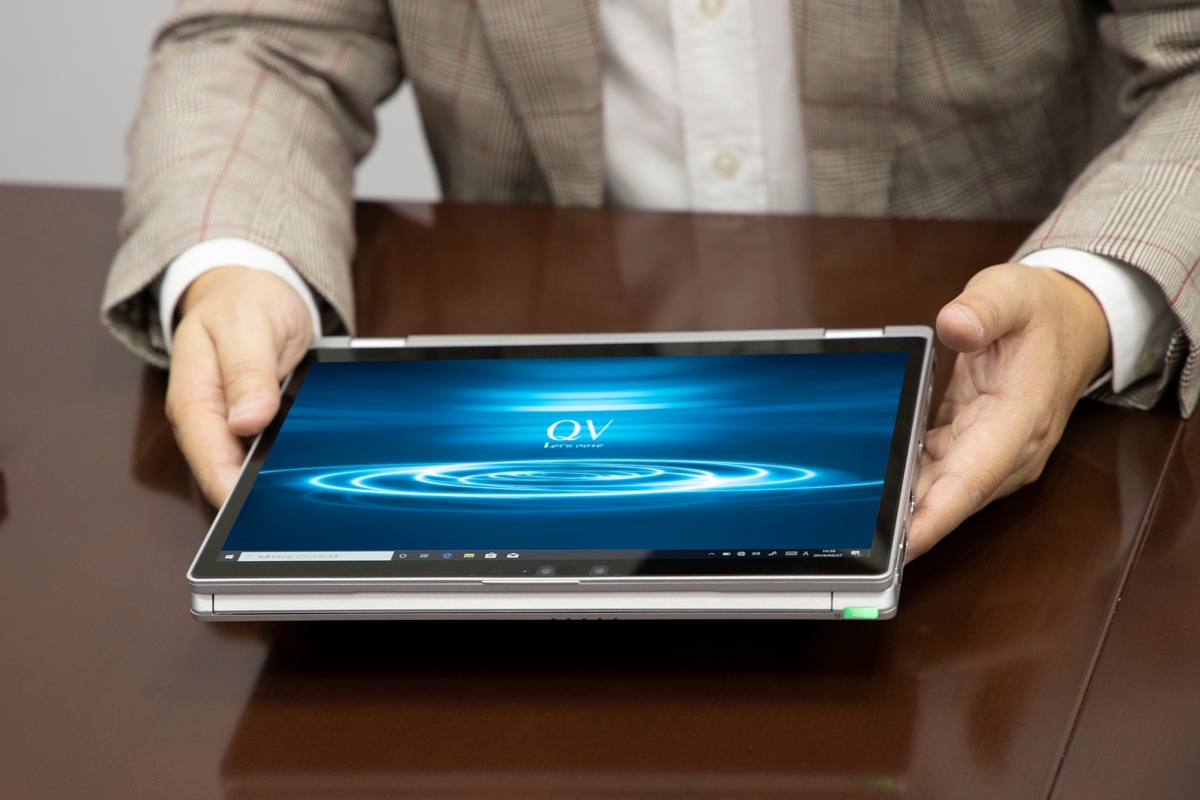 「QV」は液晶ディスプレイが1回転するコンバーチブルタイプ。キーボードが取り外せないため、タブレットとしては重くなるが、「QV」は約949g(LTE対応モデルは約979g)と軽量な点を戸田氏は評価する。
