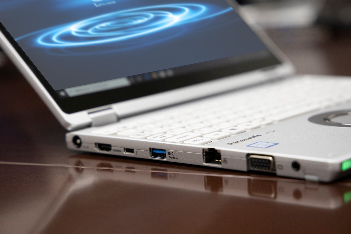 USB 3.1Type-Cを搭載。Thunderbolt™ 3にも対応する最新規格だが、それよりバッテリー充電が可能なUSB Power Deliveryに対応している点を高評価。