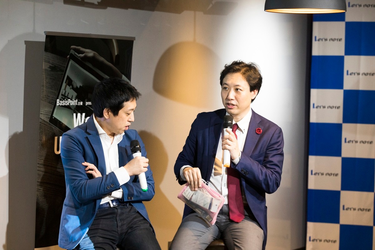 ケーブル類をポーチに入れて持ち歩くという前田氏。