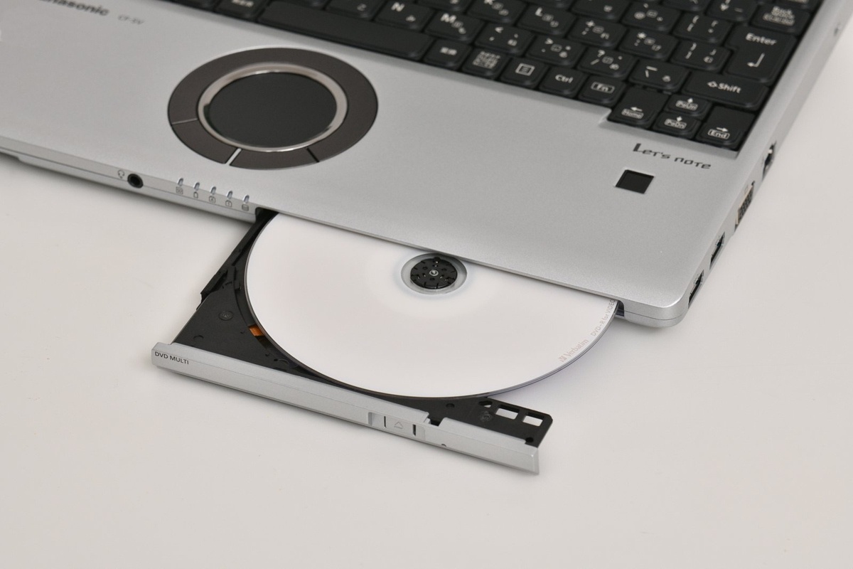 光学メディアを扱えるモバイルノートパソコンは、最近ではほとんど見かけなくなっている。