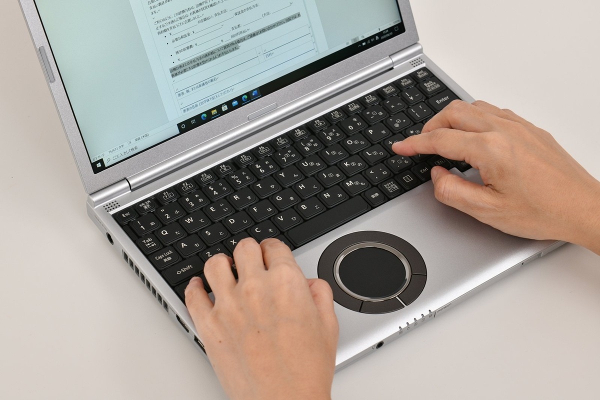 左右のキーピッチは、一般的なデスクトップ用のキーボードと同じ横19mmを確保する。
