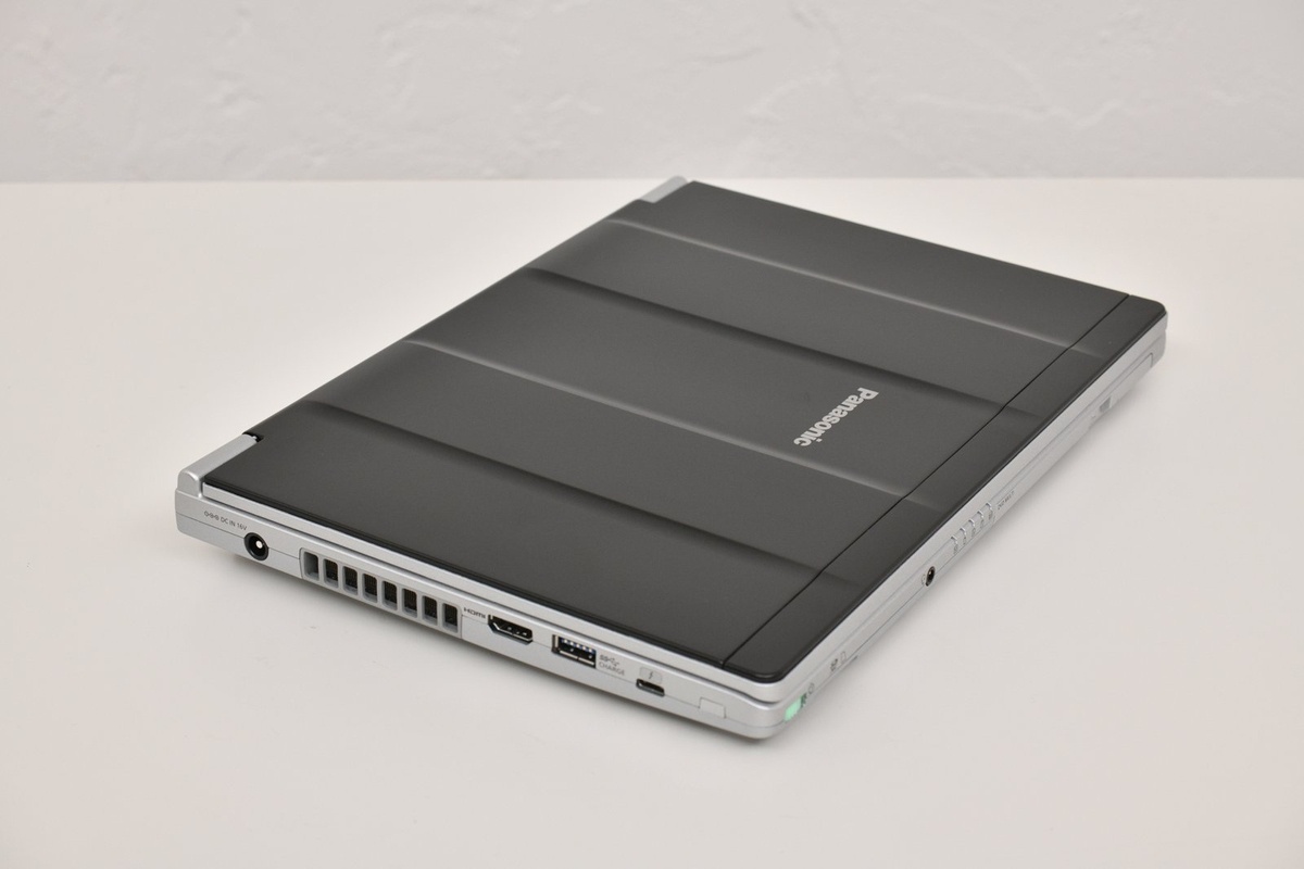 他社のモバイルノートパソコンのようなフラットな天板ではなく、凹凸を配置したボンネット構造で、耐久性を高めている。