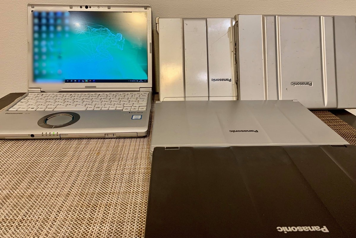 鳥塚さんの歴代レッツノート・コレクション。2000年代前半の海外生活からレッツノートを使っており、これはその一部。