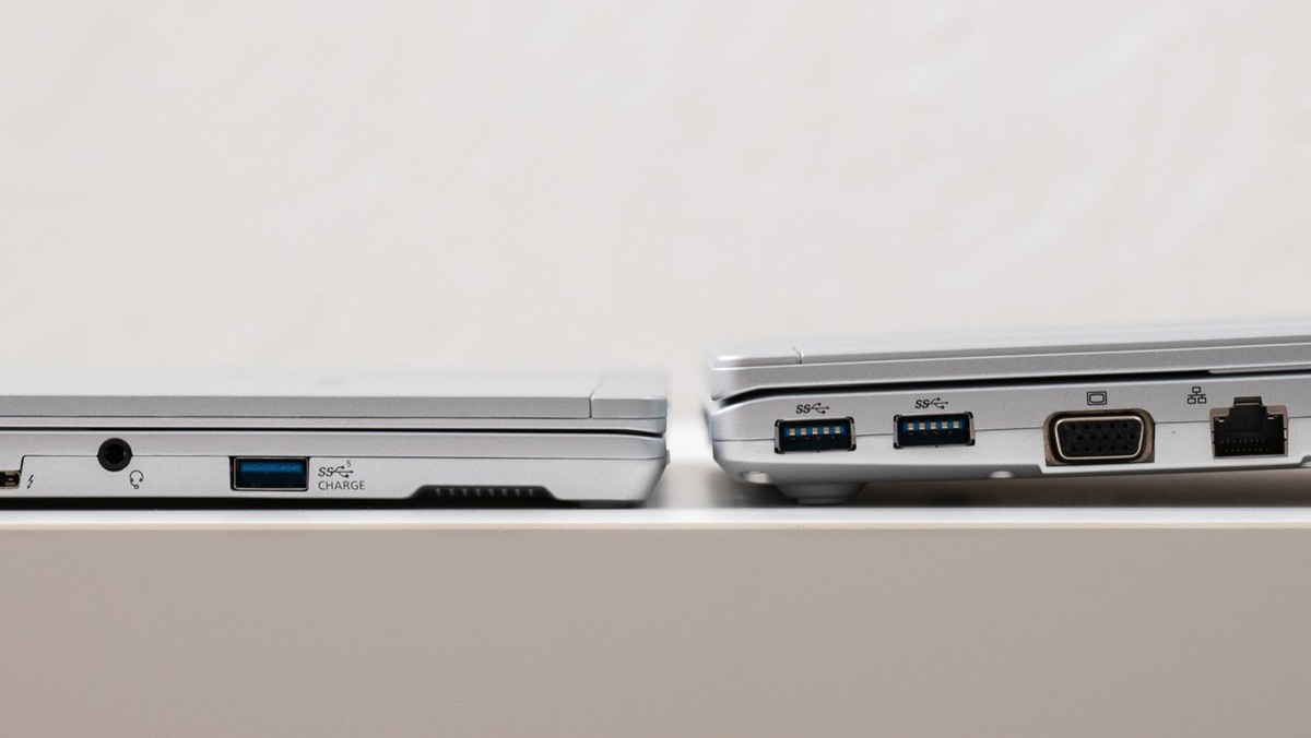 「レッツノートSV」(右)より格段に薄く、天板の凸凹も小さい。12.0型2in1の「レッツノートQV」の外観に近い印象だ。