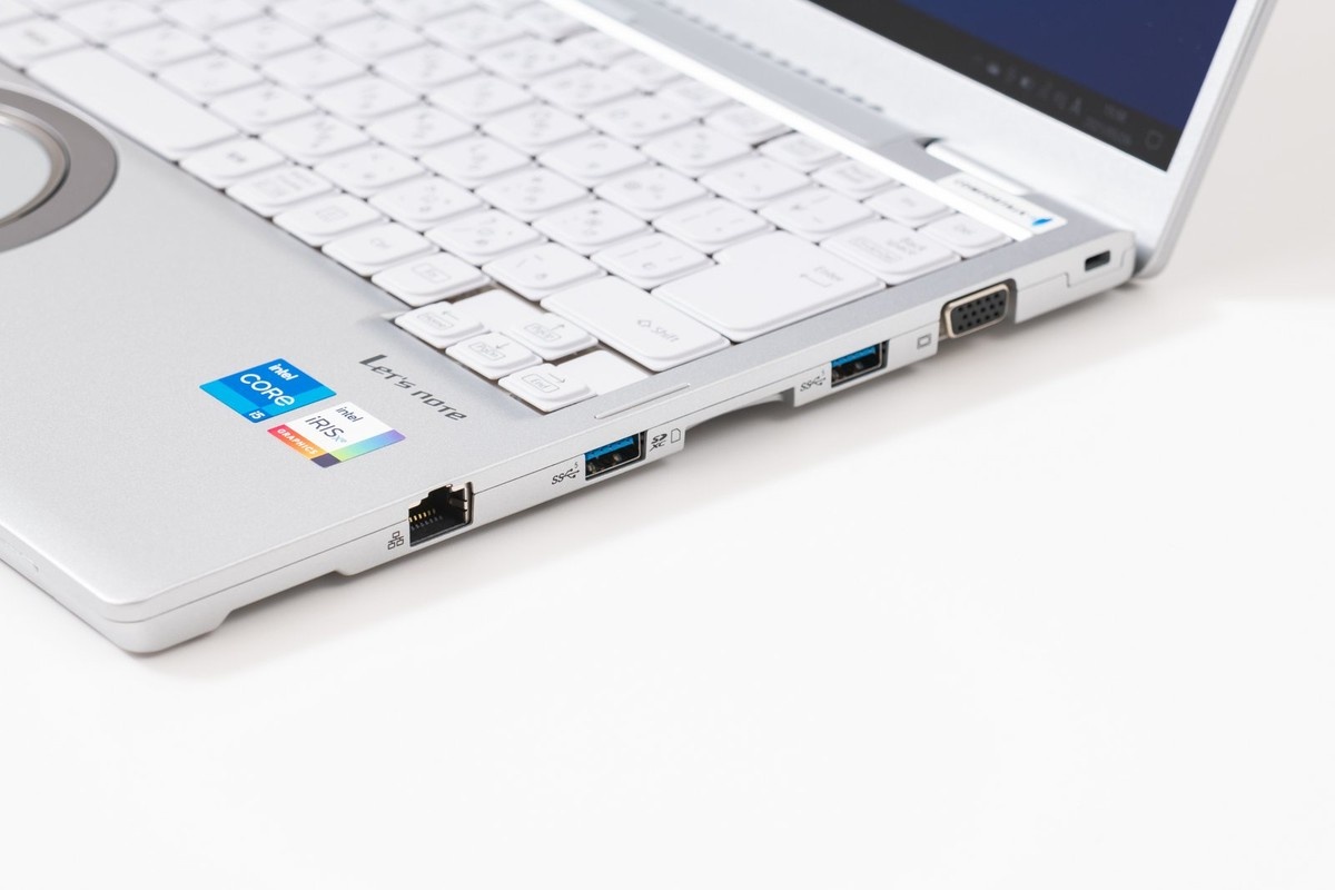 薄型モバイルノートでは省かれることの多いアナログRGBや有線LANなどのポートもしっかり装備。