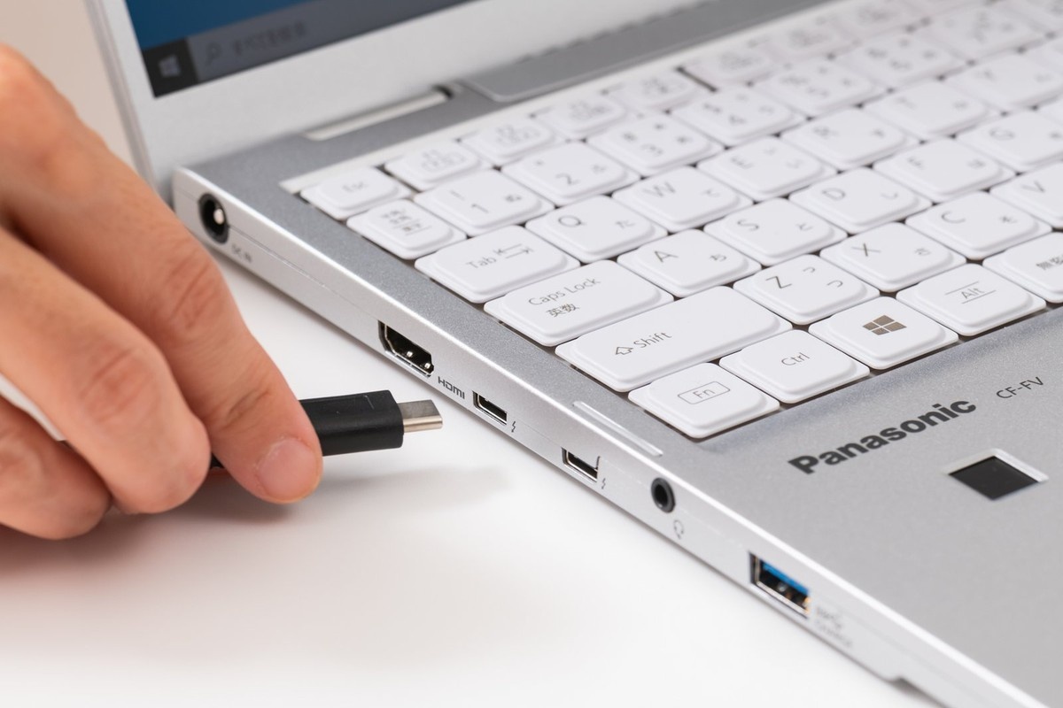 2基のUSB type-CはPower Deliveryやディスプレイ出力に対応するThunderbolt™4規格。