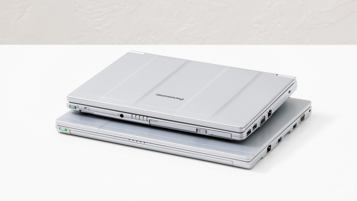 「レッツノートFV」と「レッツノートSV」を重ねてみた。この大きさなら外出先のカフェなどでも無理なく使えるだろう。