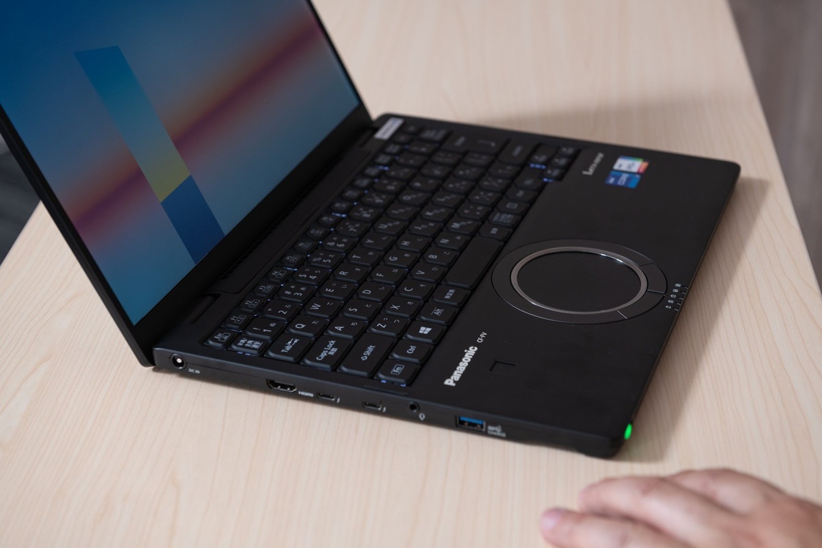 「レッツノートFV」は左側面に2基のUSB-type Cポートを備える。また、レッツノートシリーズとして初めてキーボードにバックライトを搭載したモデルも用意した。