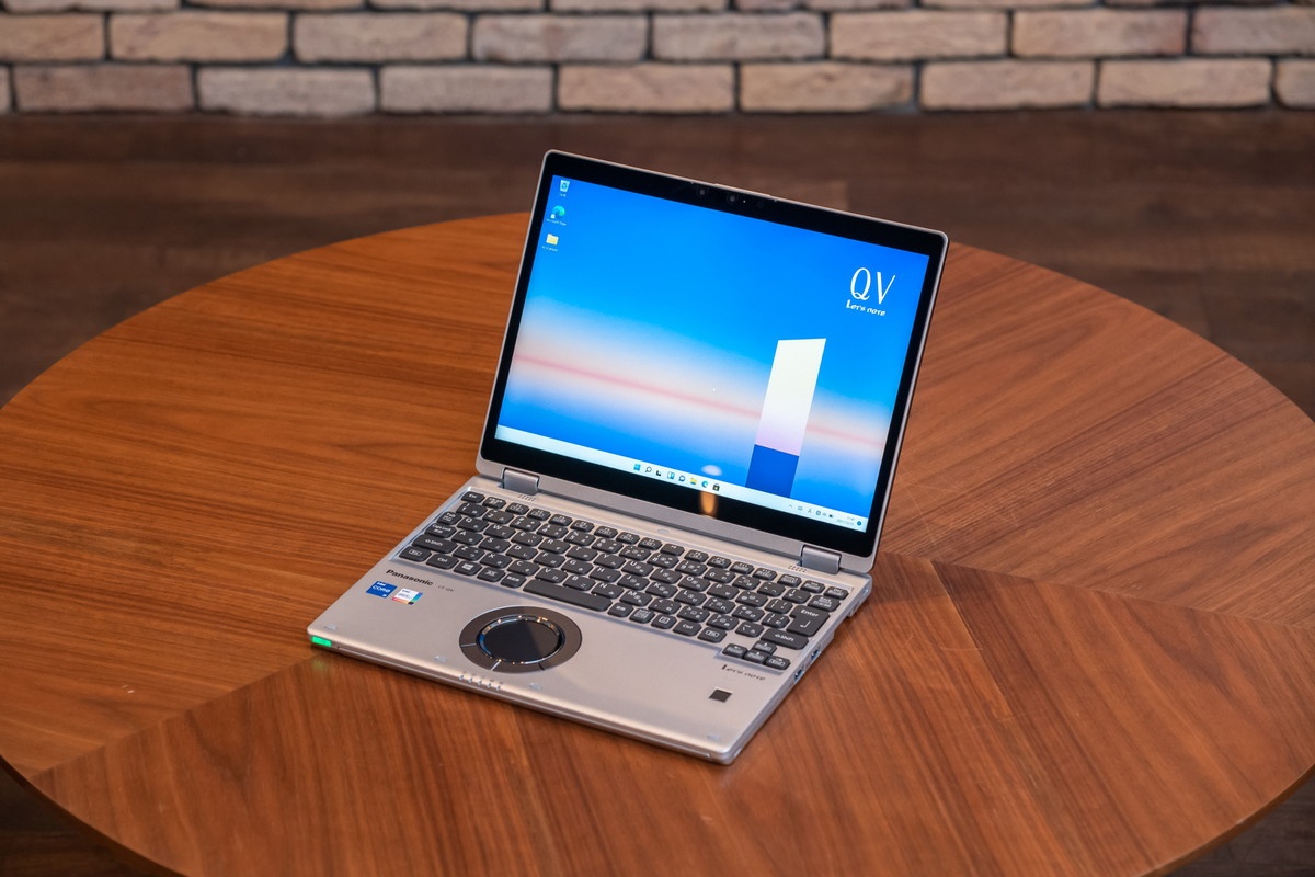 タッチパネルを搭載し、2in1でタブレットスタイルでも使える「レッツノートQV」
