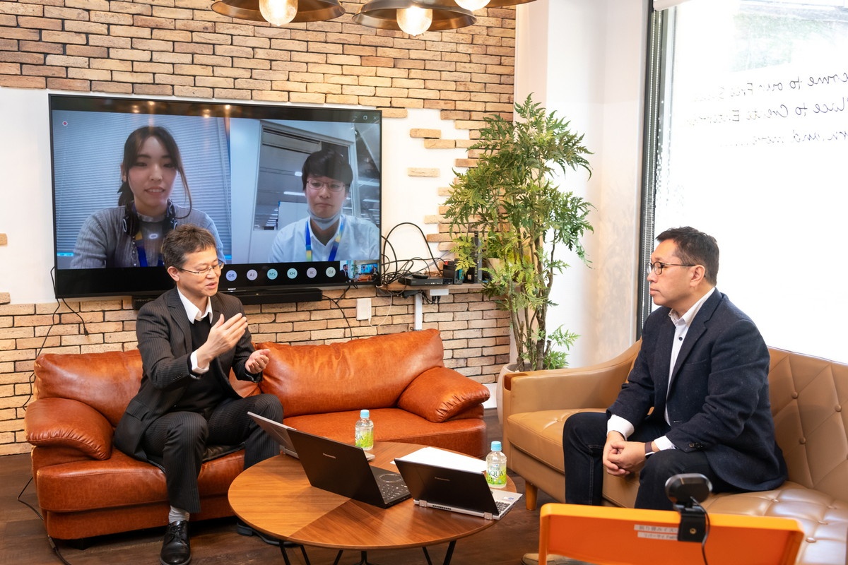 LTE通信の安定性・接続性について解説する白神氏。
