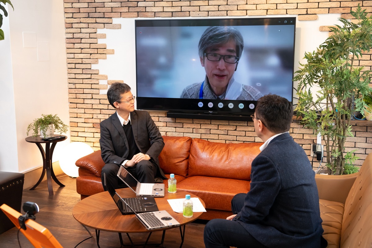 大阪のソフトウェア開発メンバーから直接話を聞く戸田氏。
