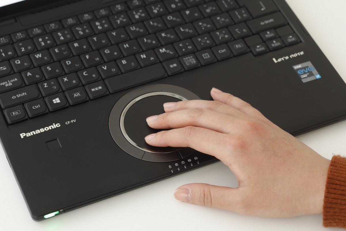 Windows 11のジェスチャー操作はタッチパッドでも可能。レッツノートFVの大型ホイールパッドは3本指での操作もやりやすい。