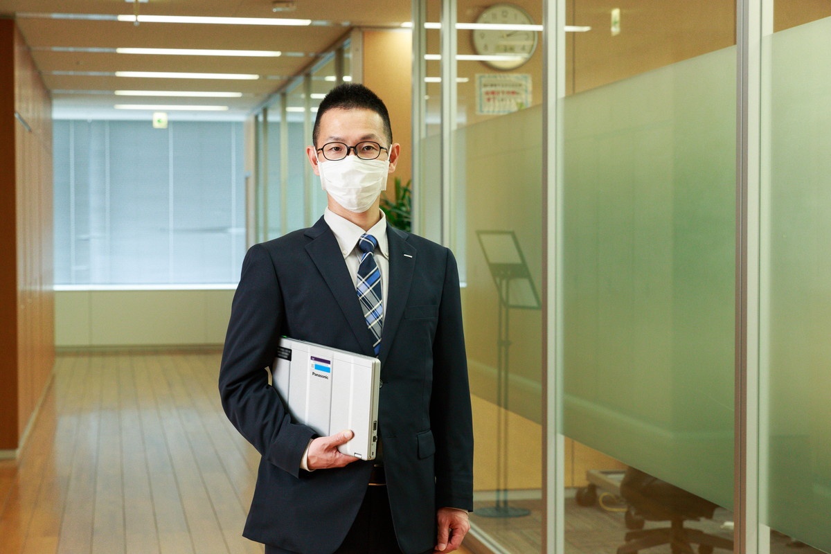 「カタログスペックでは各社横並びに見えますが、その中でレッツノートを選定した理由は、レッツノートならではのストロングポイントをパナソニック担当者から直接伝えてもらえたからです」(基盤サービス部 インフラ基盤グループ リーダー 三村貴則氏)