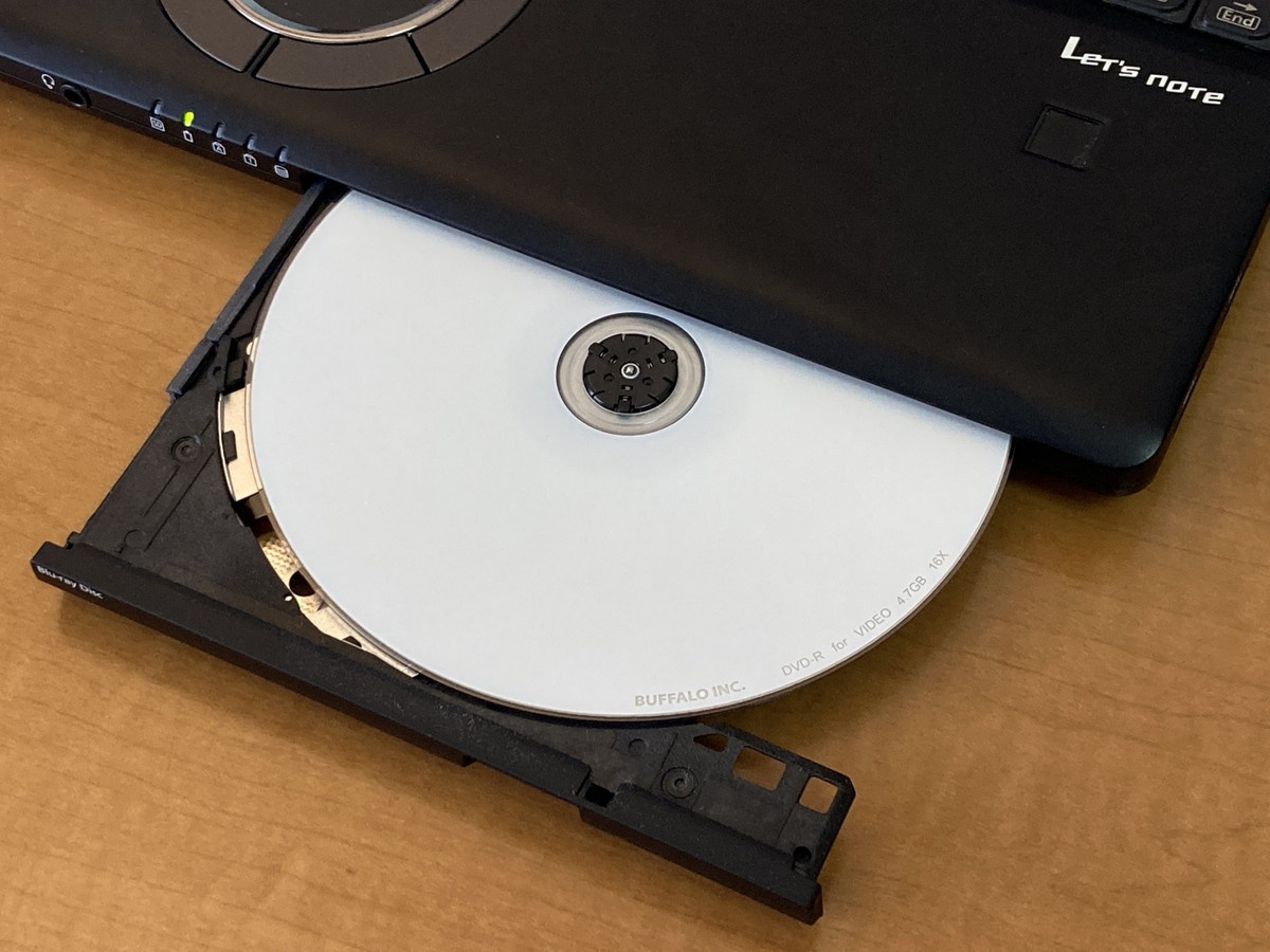 DVDに収められた映像証拠を確認するためには光学式ドライブが必要。