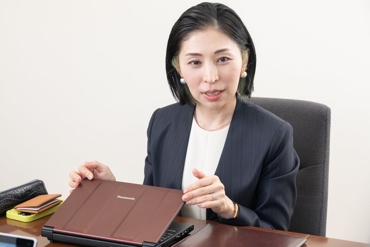 書類と一緒に鞄へ「放り込むように」入れても壊れない安心感があると語る中川さん。