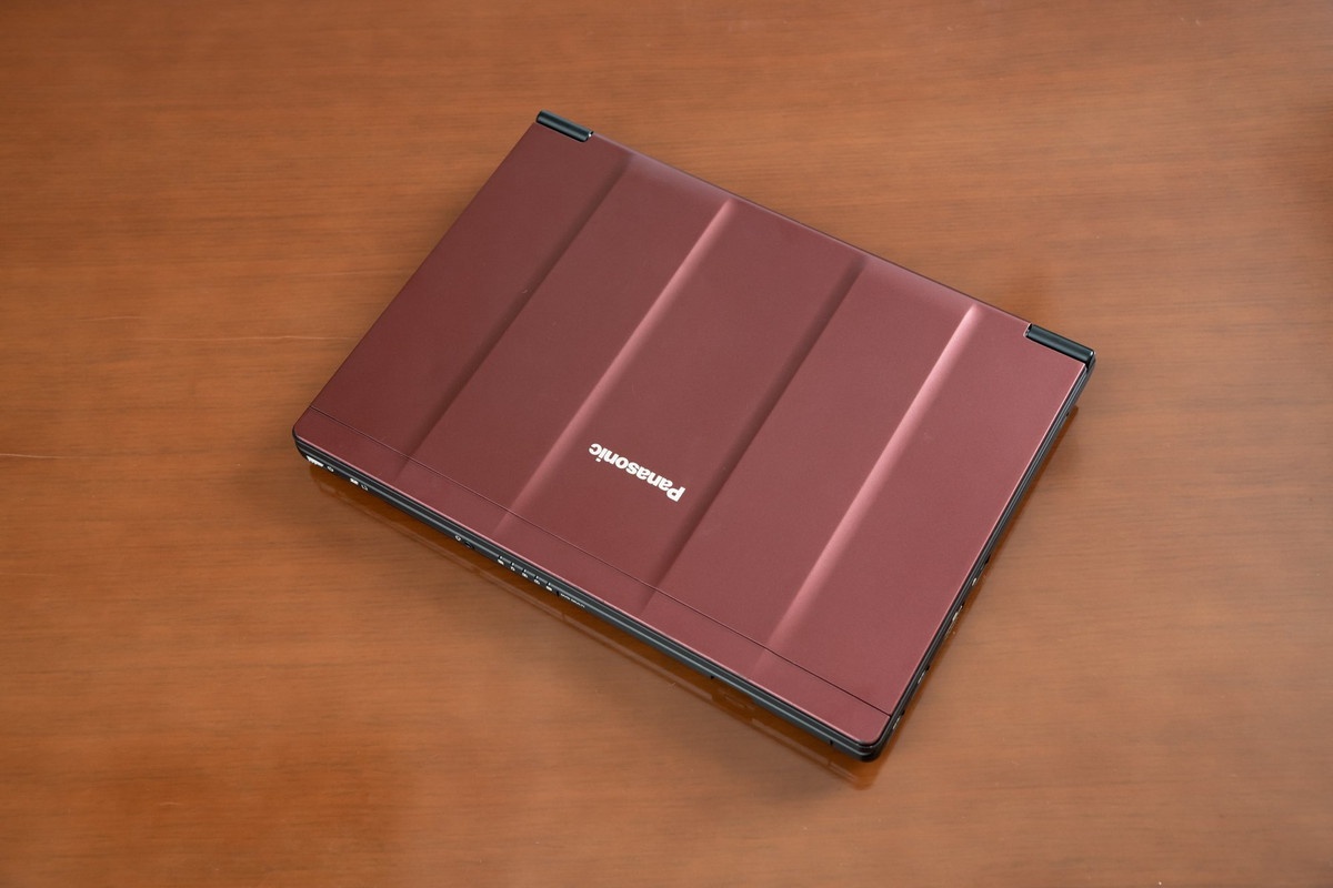 中川さん愛用の「レッツノートSV」。12.1型の光学式ドライブ内蔵モデルだ。