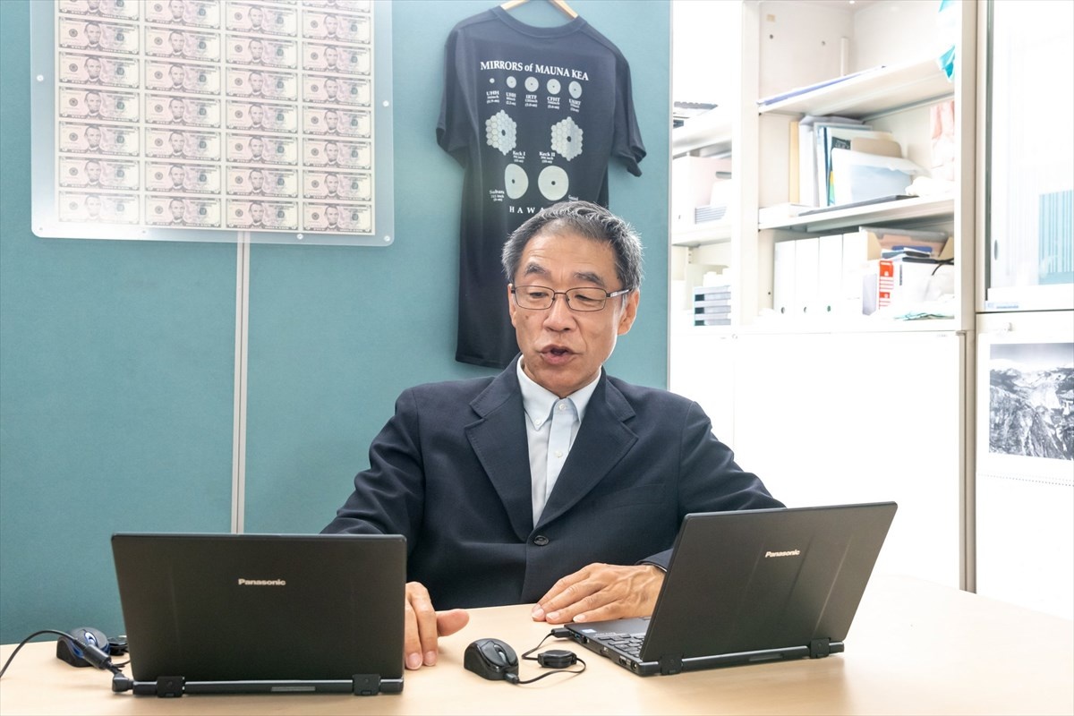 研究室では複数台のレッツノートを同時に使用。一台でメールなどをチェックしながら、もう一台でデータ解析やWeb会議への出席を行うことも多々ある。