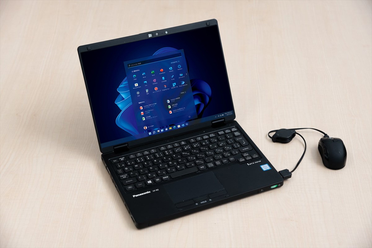 津田教授が愛用している10.1型のレッツノートRZ。カスタマイズによりCPUをコアi7にアップグレードしている「小さなモンスターマシン」だ。