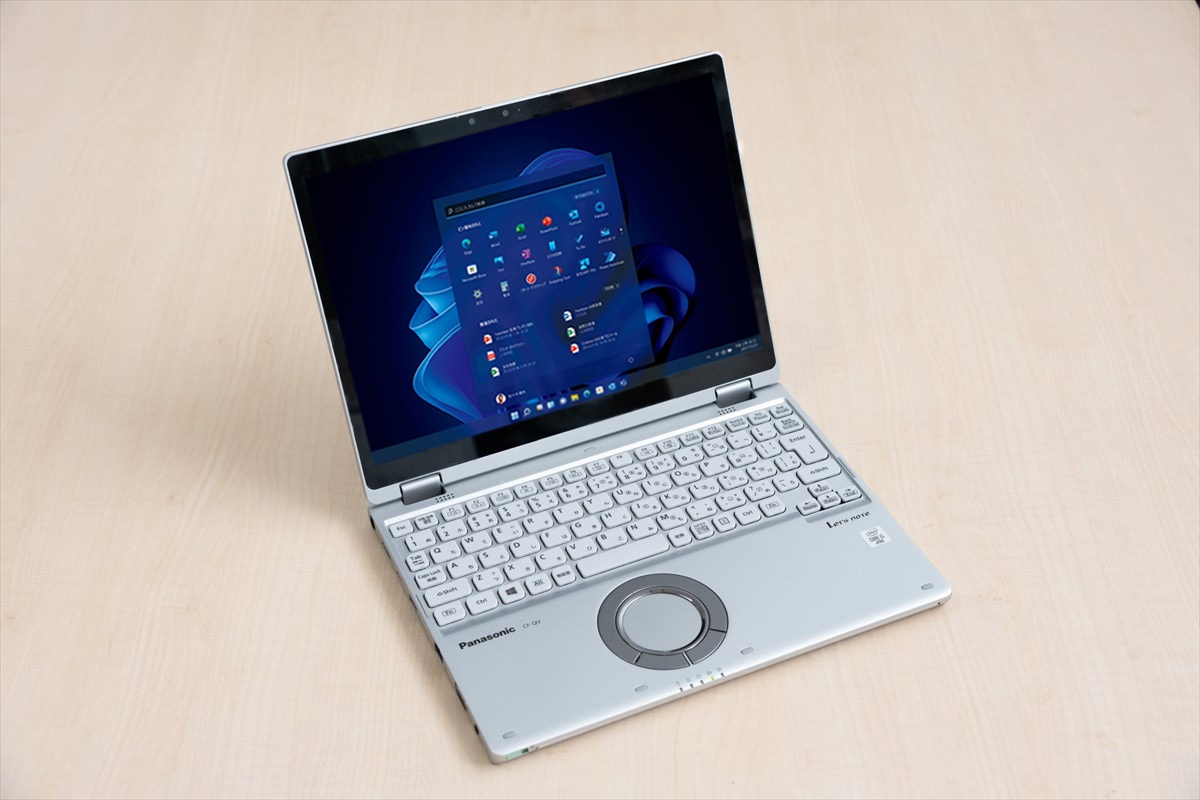 12型のレッツノートQVは、モバイル性能をキープしつつ、より大きな画面で作業効率が高い。津田教授はメールコミュニケーションだけではなく、クチコミなどのデータクロールやその解析にも用いている。