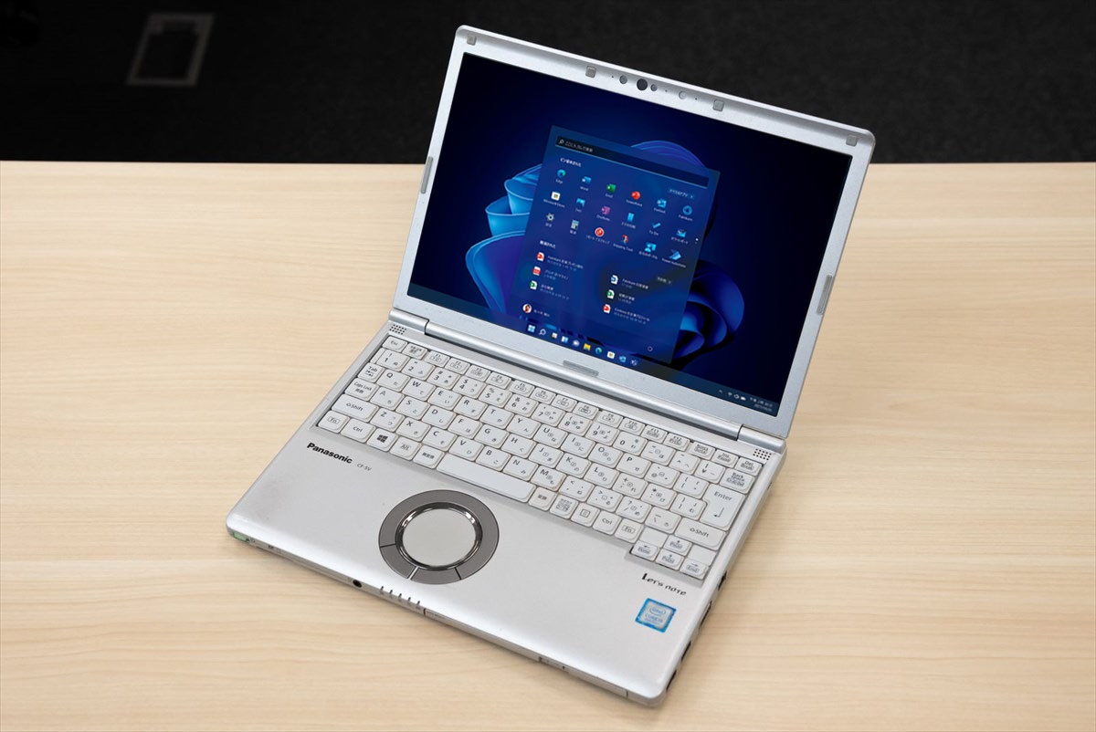 久下氏が愛用するのは12.1型の「レッツノートSV7」(光学式ドライブ内蔵モデル)。