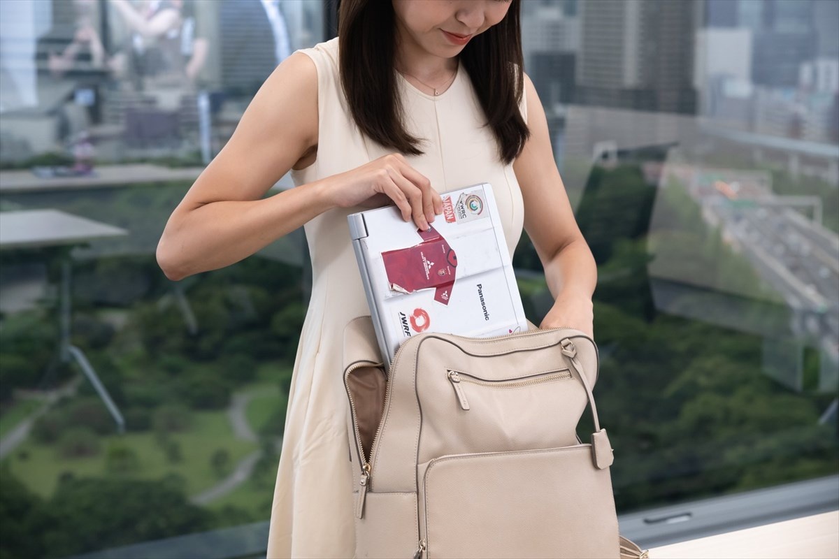リュックに入れられるコンパクトさと、ケースなしで持ち運んでも壊れにくい頑丈さを評価。