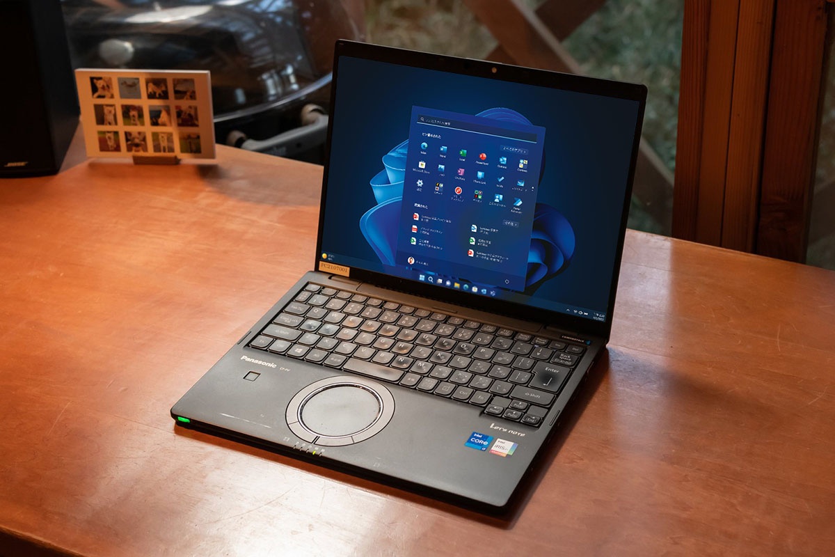庭山氏愛用の「レッツノートFV」。14型大画面とスタイリッシュなボディが特長だ。