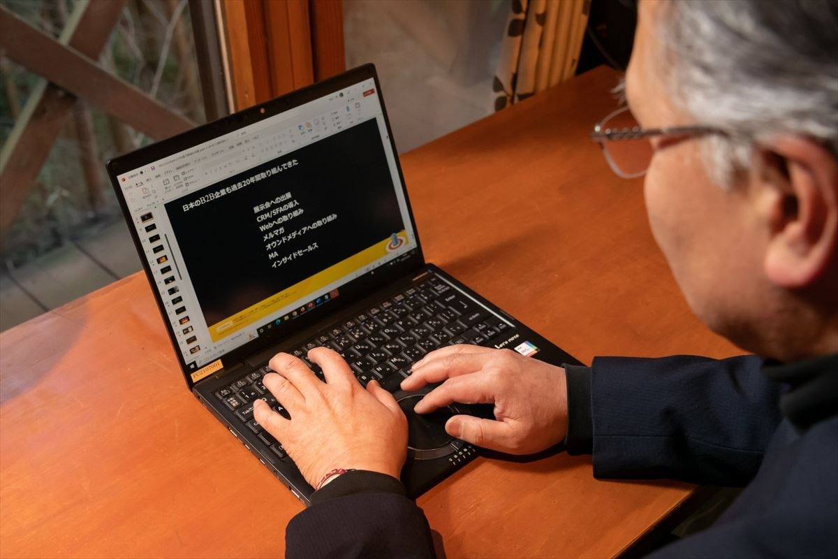 レッツノートのキーボードと、スクロール操作ができる円形のホイールパッドを高く評価。