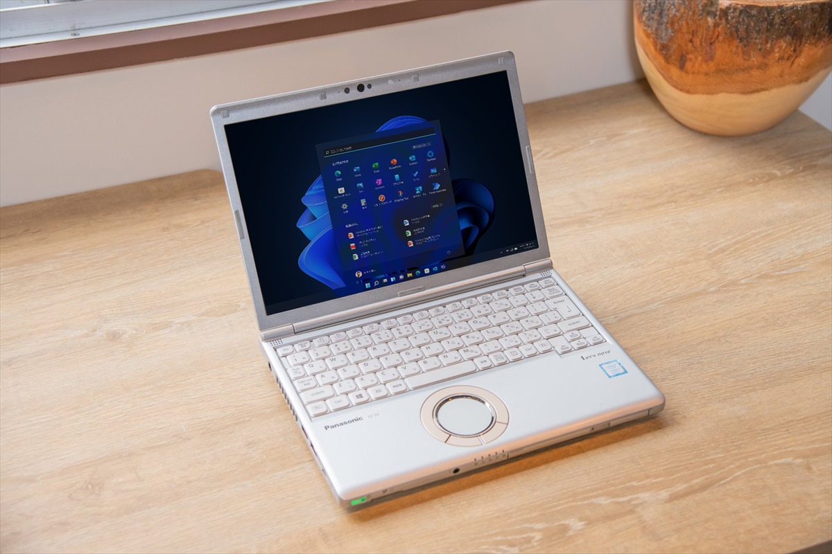 内田氏の「レッツノートSV」は、12.1型のディスプレイと光学式ドライブを備えている。