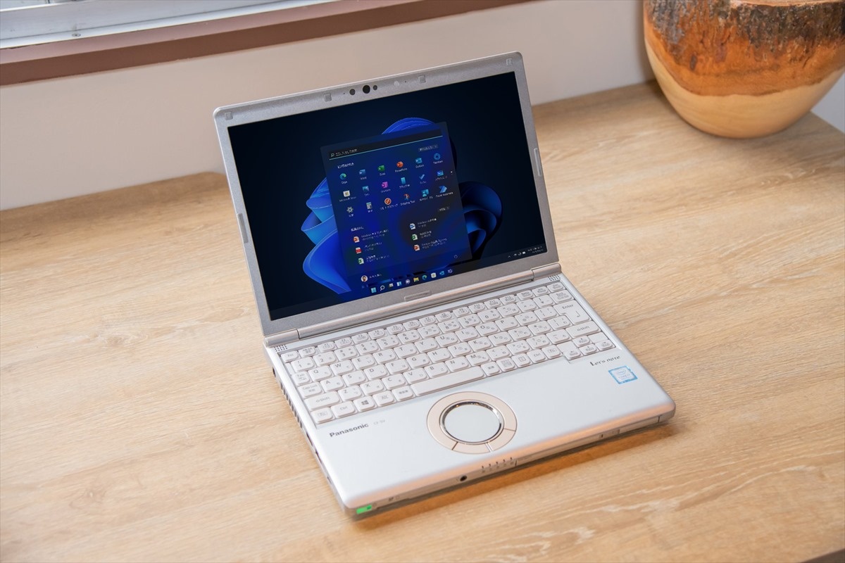 内田氏の「レッツノートSV」は、12.1型のディスプレイと光学式ドライブを備えている。