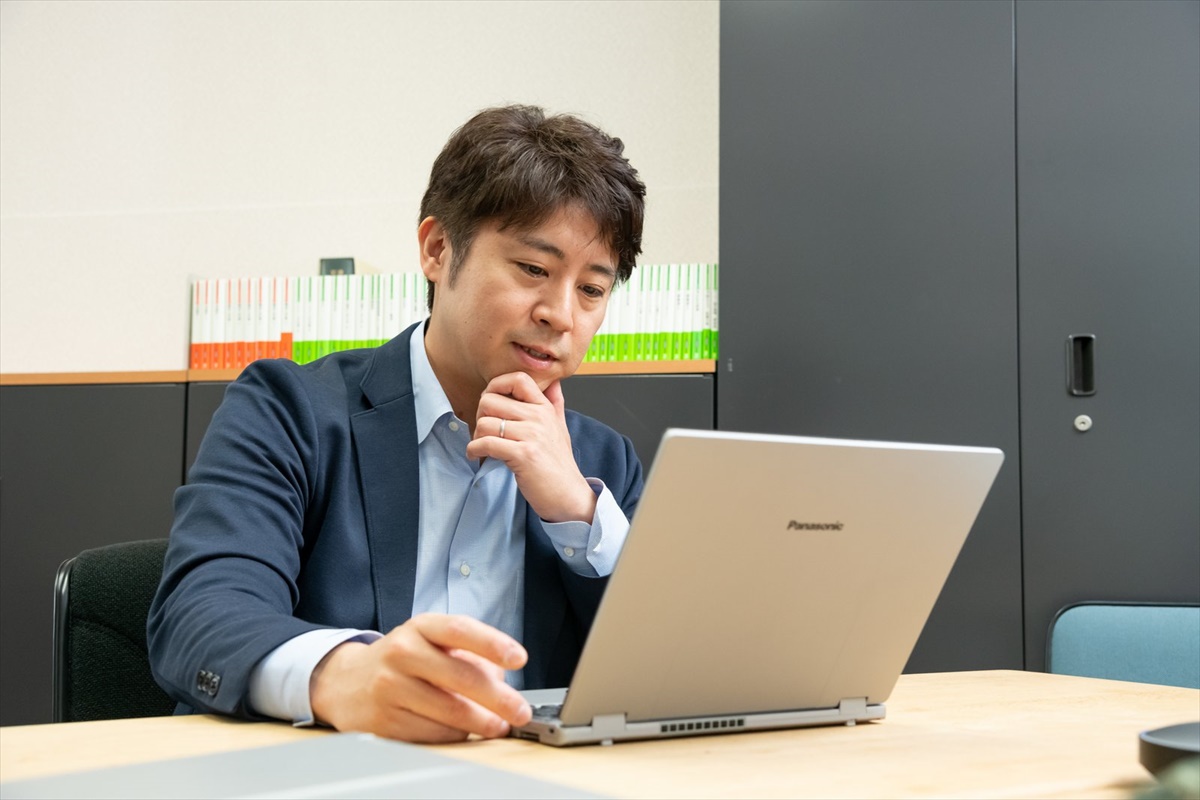 レッツノートSRのインプレッションを語る安田氏。
