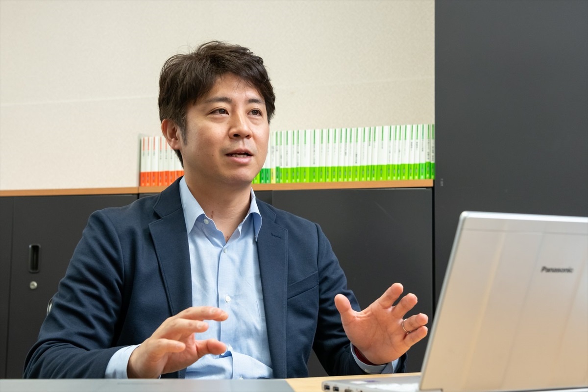 経済学を通して、社会の課題解決やビジネス貢献につなげたいと語ってくれた安田氏。