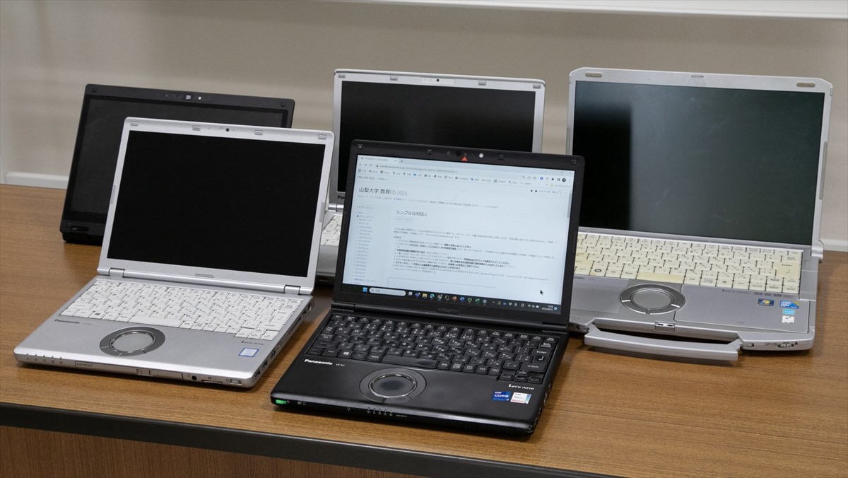 塙副学長が使ってきた歴代レッツノート。右端の一台が最初に手にしたハンドル付きのFシリーズだ。