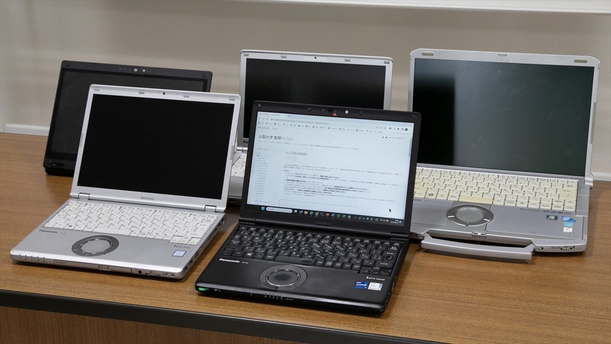 塙副学長が使ってきた歴代レッツノート。右端の一台が最初に手にしたハンドル付きのFシリーズだ。
