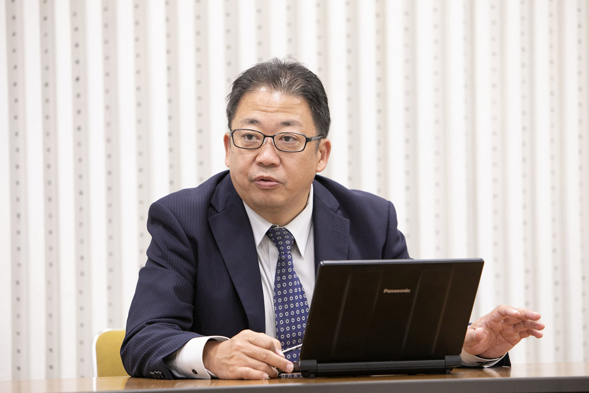 レッツノートの長時間駆動を高く評価する塙副学長。