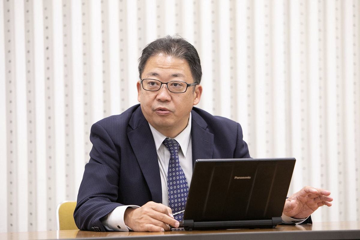 レッツノートの長時間駆動を高く評価する塙副学長。