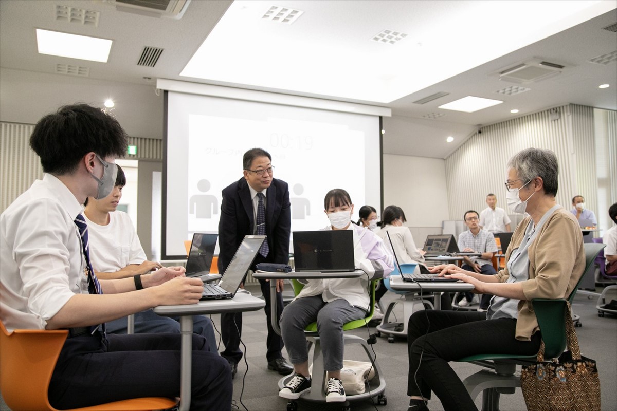 取材時に行われていた学内AIセミナー「はじめてのAI！」の様子。学生だけでなく職員も多く参加。