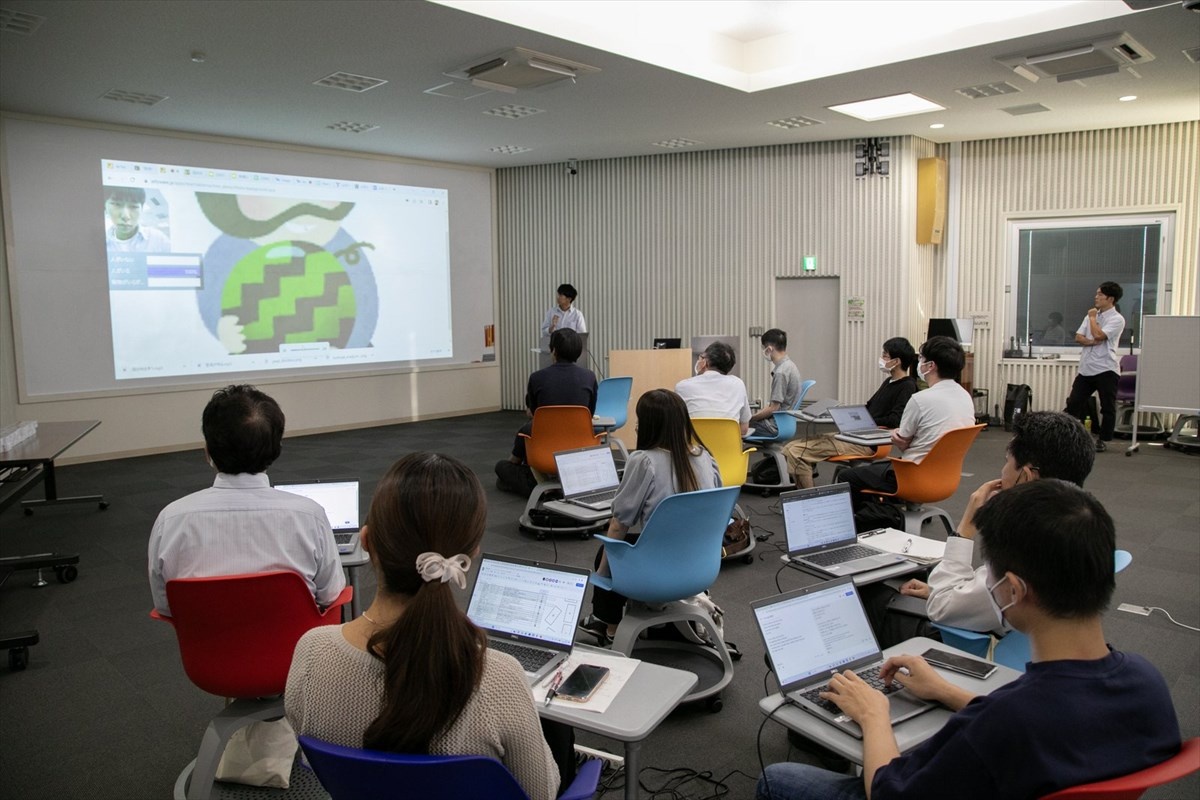 セミナーの最後には、各チームからその日のうちに討議・実現したAI活用の成果発表があった。