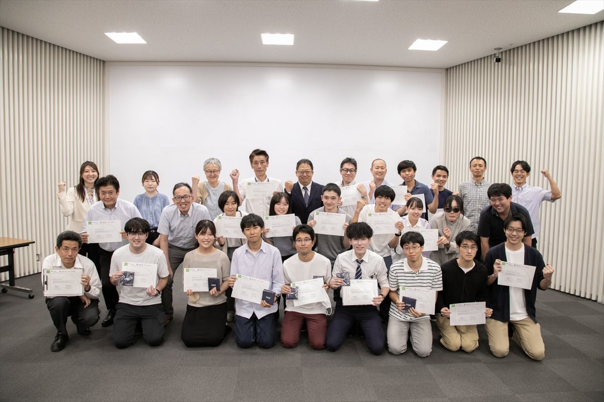 「Intel AI for Future Workforce」のAIセミナー終了後、修了証を手にした参加者で記念写真。