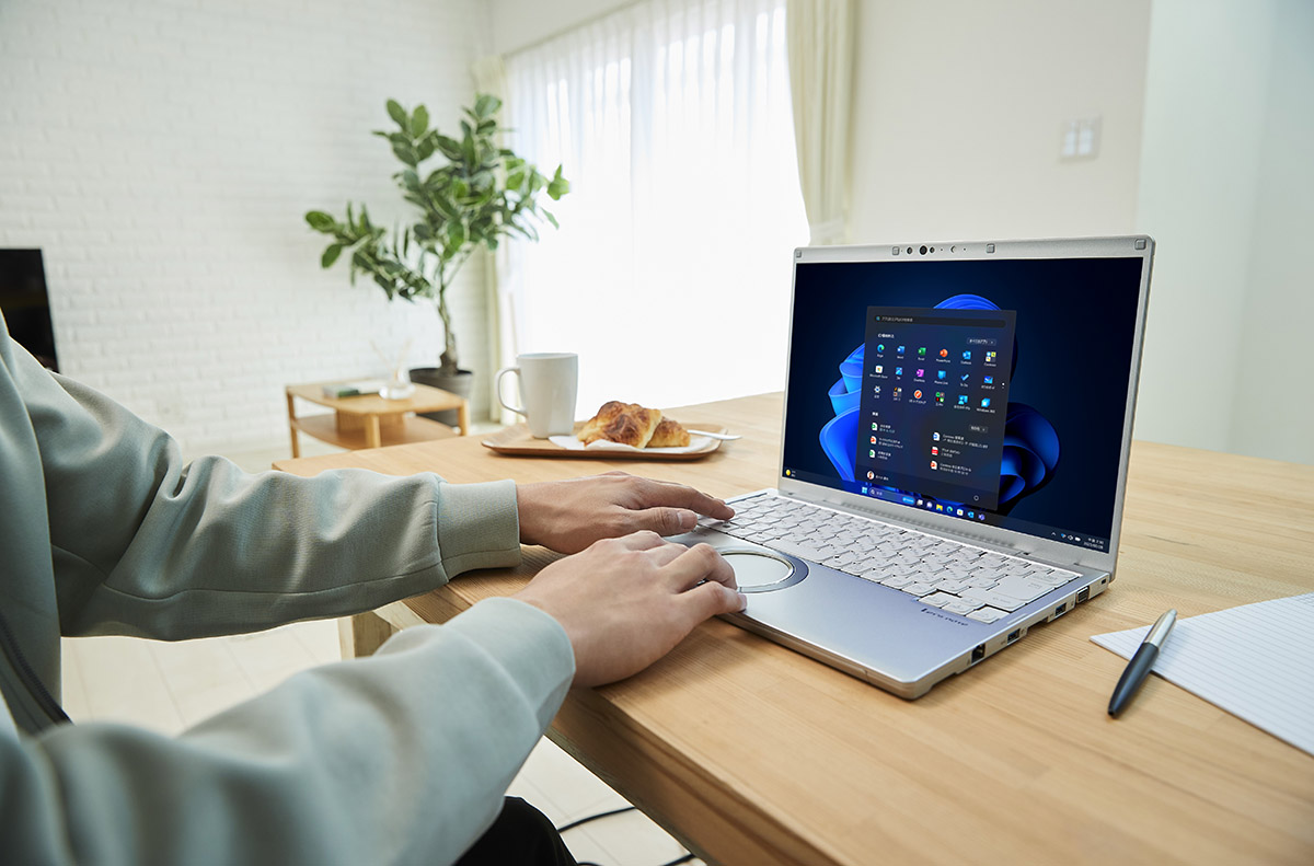 業務で用いられるPCは記録媒体としてSSDを採用しているものがほとんどだ。写真は「レッツノートFV」。