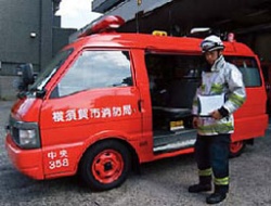 消防車の中が臨時の対策拠点になることもある。FOMAカードを内蔵しているため、いつでも、必要なときに、災害データベースサーバーの情報を閲覧できる。